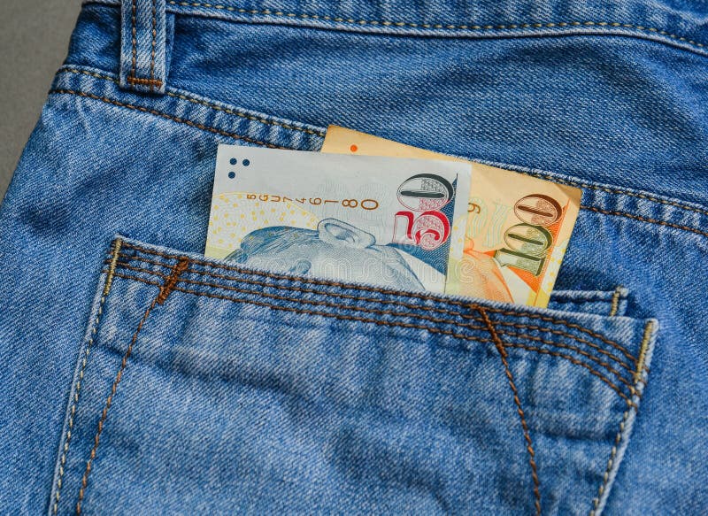 Close-up van in jeans met de bankbiljetten van Singapore stock foto's Close-up van in jeans met de bankbiljetten van Singapore stock foto's
