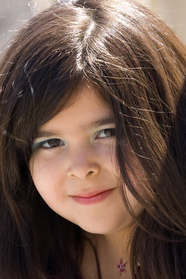 Close-up van jong meisje met lang bruin haar stock fotografie Close-up van jong meisje met lang bruin haar stock fotografie