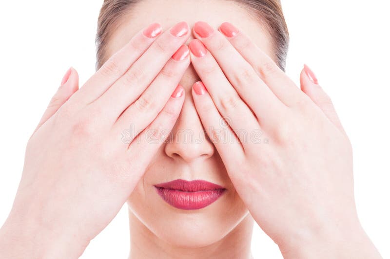 Close-up van jong vrouwengezicht met behandelde ogen