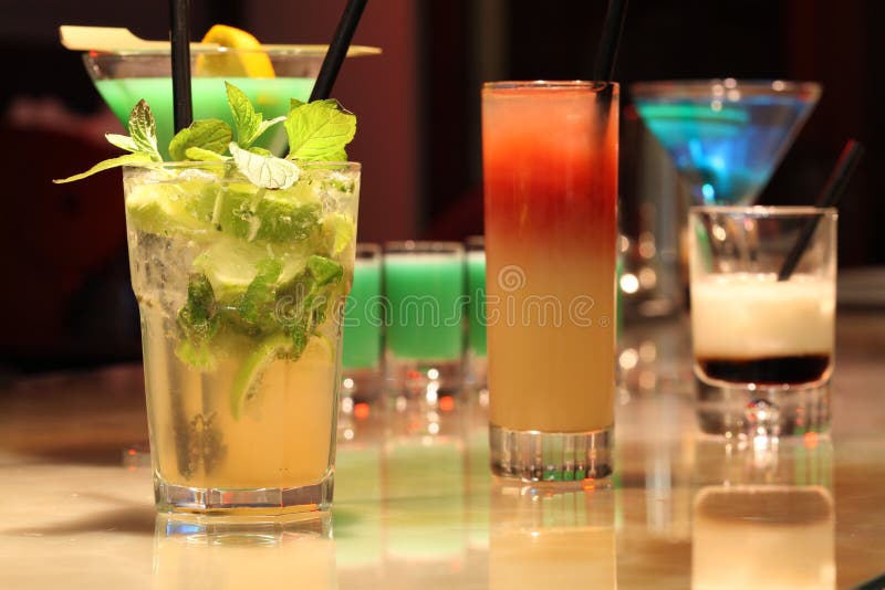 Kleurrijke cocktails royalty-vrije stock foto