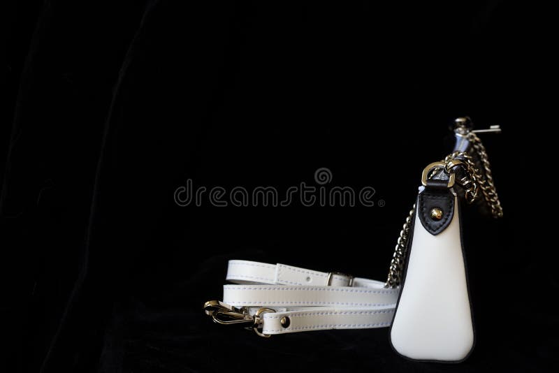 Close-up van leerhandtas, altijd klassieke combinatie, zwart-witte kleur met riem en rustige ketting, Voor modern royalty-vrije stock foto Close-up van leerhandtas, altijd klassieke combinatie, zwart-witte kleur met riem en rustige ketting, Voor modern royalty-vrije stock foto