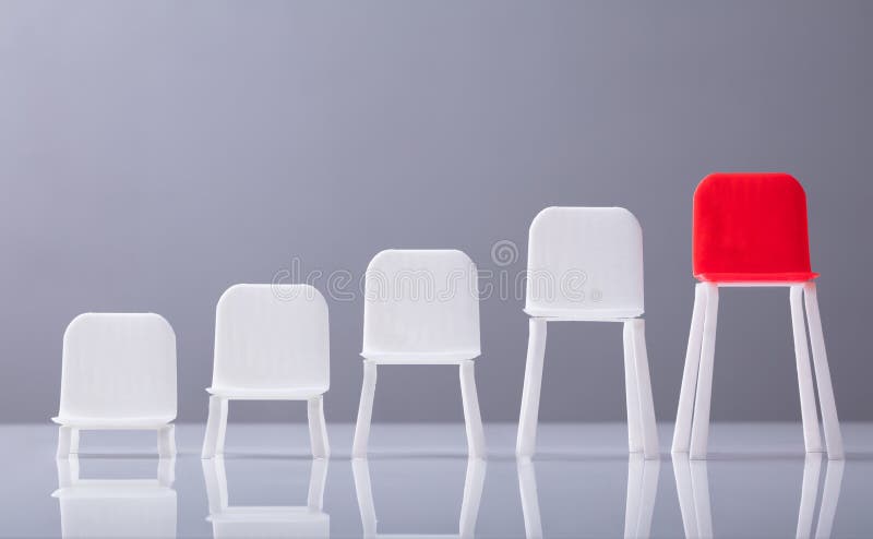 Close-up van Lege Witte en Rode Stoelen op een rij stock afbeeldingen Close-up van Lege Witte en Rode Stoelen op een rij stock afbeeldingen