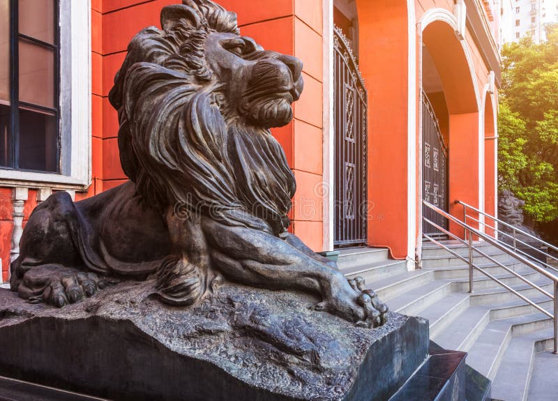 Close-up van Lion Statue-voorzijde van de bouw royalty-vrije stock afbeeldingen