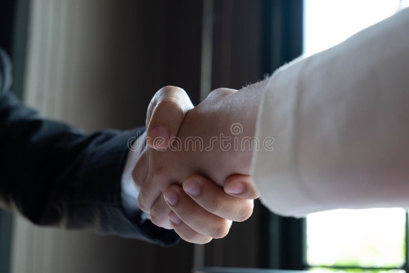 Close-up van partners die handen schudden en Hand bedrijfsmannen en vrouwen die het schudden handen royalty-vrije stock afbeelding Close-up van partners die handen schudden en Hand bedrijfsmannen en vrouwen die het schudden handen royalty-vrije stock afbeelding