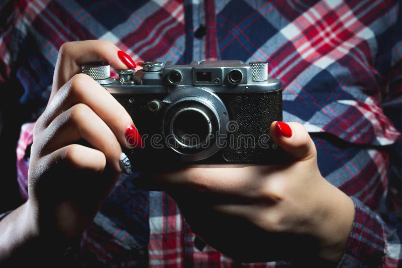 Close-up van retro camera in de handen van het hipstermeisje stock fotografie Close-up van retro camera in de handen van het hipstermeisje stock fotografie