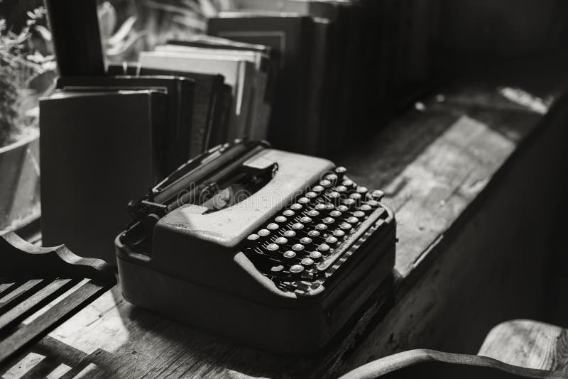 Close-up van retro schrijfmachine op houten lijst royalty-vrije stock afbeeldingen