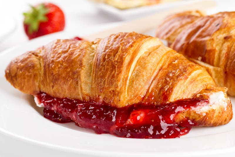 Close-up van smakelijke verse smakelijke croissants met fruitjam, wieg stock afbeelding Close-up van smakelijke verse smakelijke croissants met fruitjam, wieg stock afbeelding