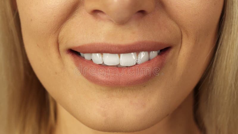 Close-up van tanden en lippen van mooi meisje royalty-vrije stock foto's Close-up van tanden en lippen van mooi meisje royalty-vrije stock foto's