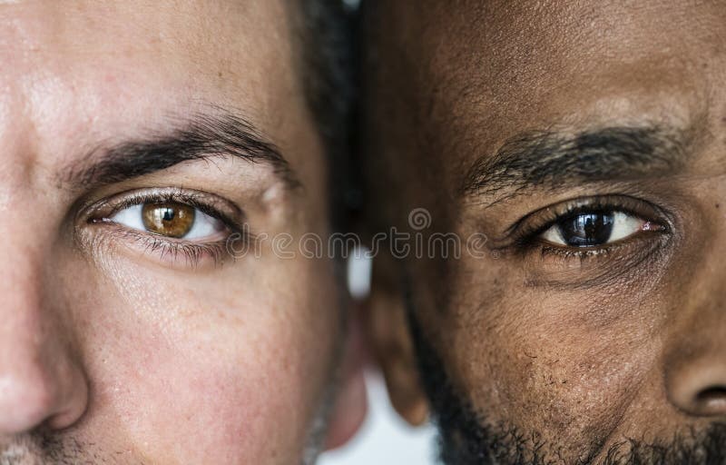 Close-up van twee de verschillende etnische mensen` s ogen