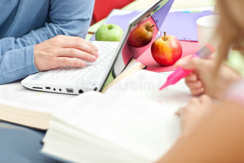 Close-up van twee het ernstige tieners bestuderen stock afbeeldingen Close-up van twee het ernstige tieners bestuderen stock afbeeldingen