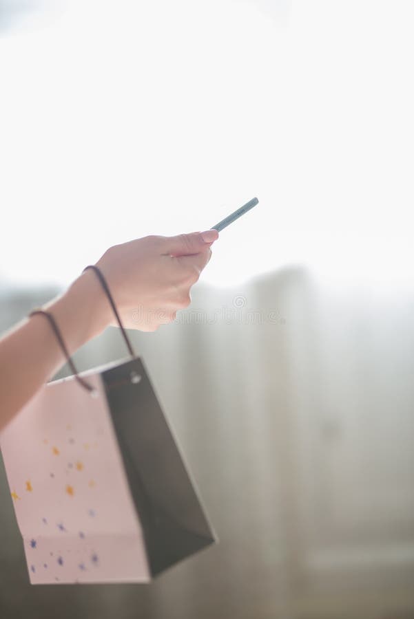 Close-up van vrouw die haar smartphone gebruiken royalty-vrije stock afbeelding