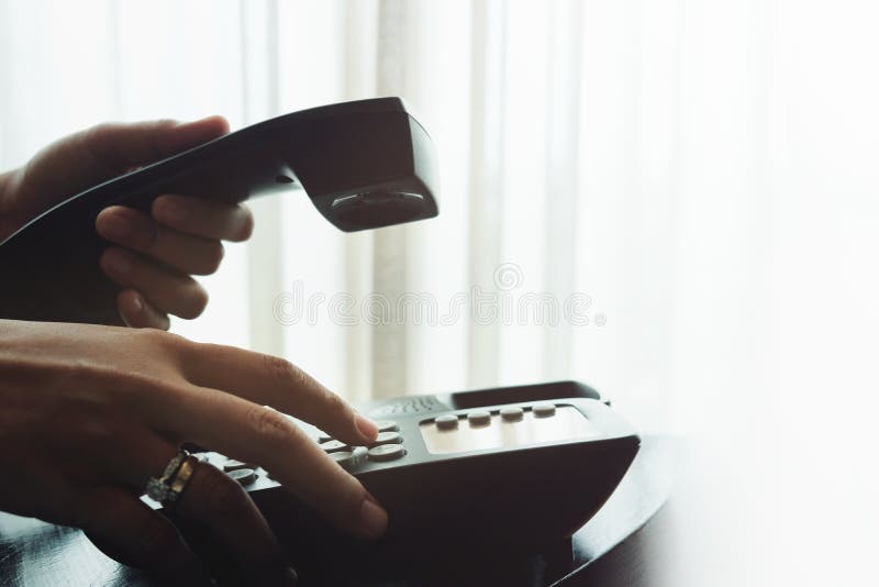 Close-up van Vrouwen` s Hand die een Telefoon binnenshuis of Hotelnea gebruiken stock afbeeldingen Close-up van Vrouwen` s Hand die een Telefoon binnenshuis of Hotelnea gebruiken stock afbeeldingen