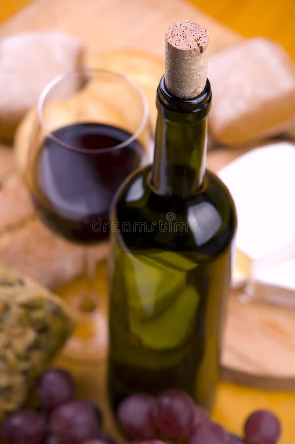 Close-up van wijnfles met voedsel en glas royalty-vrije stock afbeelding Close-up van wijnfles met voedsel en glas royalty-vrije stock afbeelding