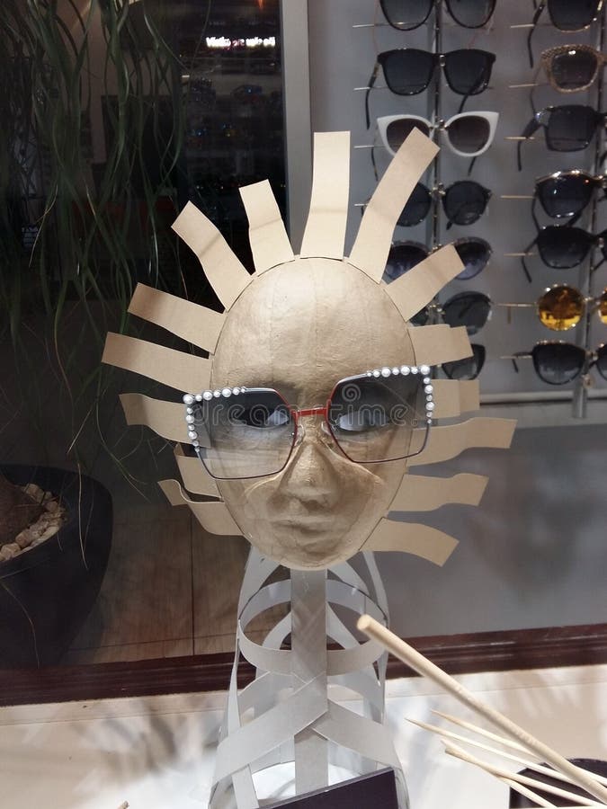 Zblízka pohľad na figurínu s rôznymi módnymi slnečnými okuliarmi v obchode