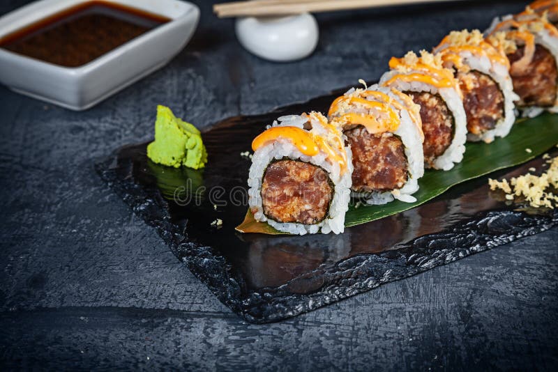 https://thumbs.dreamstime.com/b/close-up-view-set-sushi-roll-spicy-tuna-caviar-served-black-stone-dark-background-japanese-cuisine-150692806.jpg