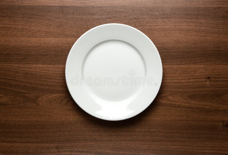 Close up di bianco piatto vuoto sul tavolo di legno con copia spazio.