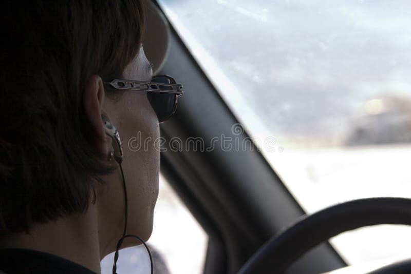Zblízka na ženu hlavu řízení s headset na.