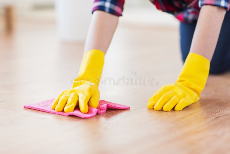  , tareas del hogar a economía vista de cerca de una mujer en goma fabricante de guantes tela limpieza piso sobre el.