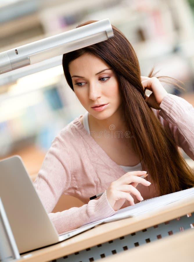 Close up of woman working on the laptop royalty free stock photography Close up of woman working on the laptop royalty free stock photography
