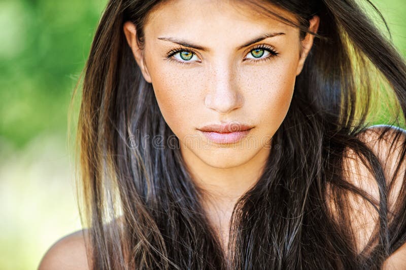 Retrato vista de cerca de joven mujer hermosa, sobre el verde verano naturaleza.