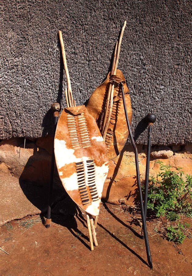 Close-up Zuidafrikaanse Zoeloes spears, strijdersschilden en assegai royalty-vrije stock afbeelding Close-up Zuidafrikaanse Zoeloes spears, strijdersschilden en assegai royalty-vrije stock afbeelding