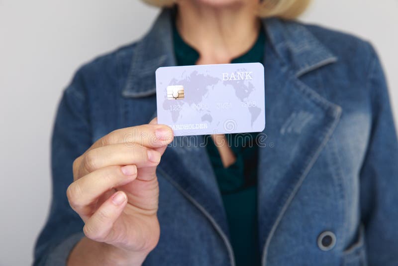 Close-upbeeld van creditcard in de hand van een vrouw in een studio wordt geïsoleerd die stock fotografie Close-upbeeld van creditcard in de hand van een vrouw in een studio wordt geïsoleerd die stock fotografie