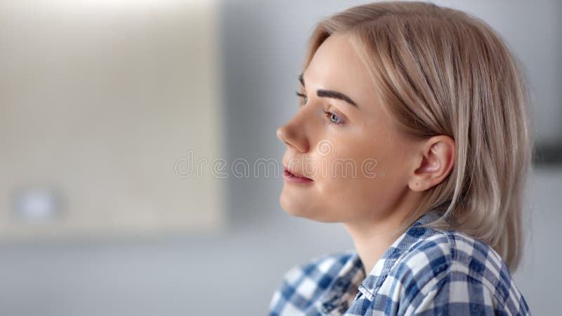 Close-upgezicht van positieve ontspannen binnenlandse vrouw het drinken koffie die van weekend thuis genieten