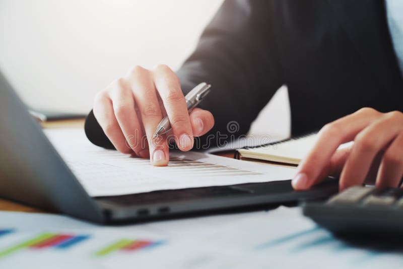 close-uphand die van zakenman investeringsgrafiek op administratie met laptop in bureau analyseren conceptenfinanci?n en boekhoud royalty-vrije stock fotografie close-uphand die van zakenman investeringsgrafiek op administratie met laptop in bureau analyseren conceptenfinanci?n en boekhoud royalty-vrije stock fotografie