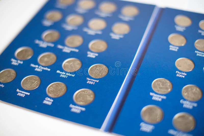 Close-upmening van inzameling van Kwartdollars 25 centenmuntstukken in album - numismatische inzameling stock fotografie Close-upmening van inzameling van Kwartdollars 25 centenmuntstukken in album - numismatische inzameling stock fotografie