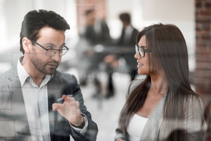 close upp affärspartners som diskuterar något arkivfoton close upp affärspartners som diskuterar något arkivfoton