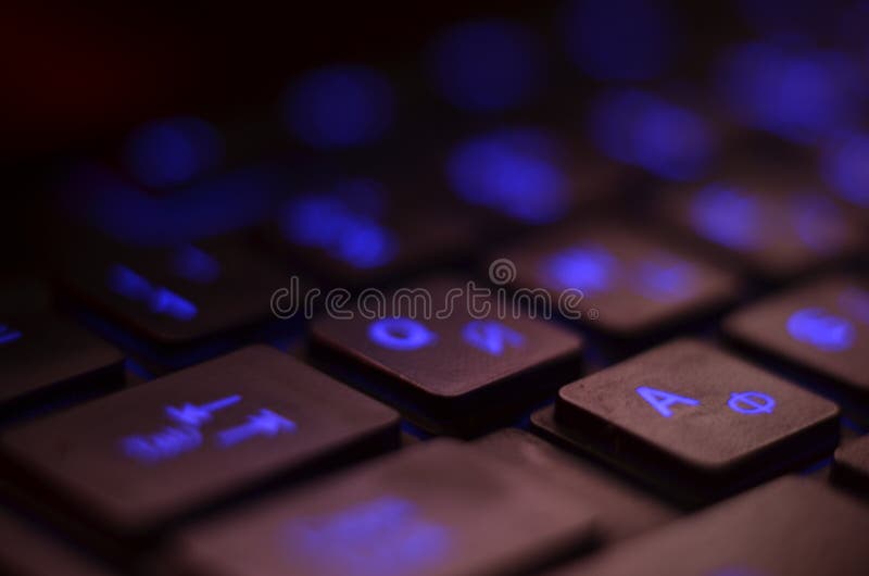 close upp Blått panelljus, backlit på bärbara datorn eller keyboraddatoren av dobbel i mörkret Datorbärbar datortangentbord med b royaltyfria foton close upp Blått panelljus, backlit på bärbara datorn eller keyboraddatoren av dobbel i mörkret Datorbärbar datortangentbord med b royaltyfria foton