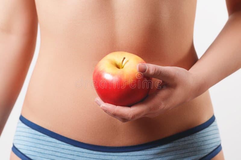 close upp spensligt slankt diagram flicka f?r ung kvinna f?r midjabuk Rymma en saftiga r?da Apple bakgrund isolerad white royaltyfria bilder close upp spensligt slankt diagram flicka f?r ung kvinna f?r midjabuk Rymma en saftiga r?da Apple bakgrund isolerad white royaltyfria bilder