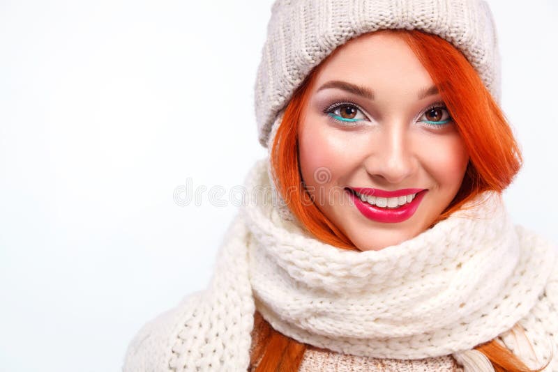 Close-upportret van beautyful roodharige gelukkige vrouw op witte achtergrond Het concept van Kerstmis en van het Nieuwjaar royalty-vrije stock foto's Close-upportret van beautyful roodharige gelukkige vrouw op witte achtergrond Het concept van Kerstmis en van het Nieuwjaar royalty-vrije stock foto's