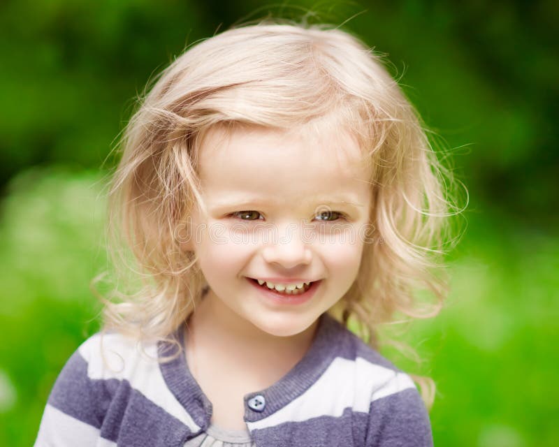 Close-upportret van een glimlachend blondemeisje met krullend haar stock foto's Close-upportret van een glimlachend blondemeisje met krullend haar stock foto's