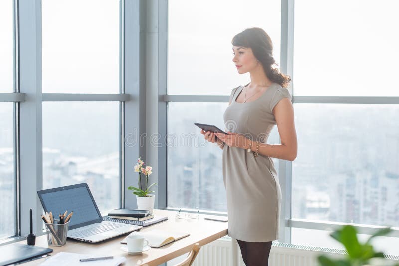 Close-upportret van een jonge aantrekkelijke freelancer gebruikend tablet voor telework, typend en lezend nieuwe online berichten stock foto Close-upportret van een jonge aantrekkelijke freelancer gebruikend tablet voor telework, typend en lezend nieuwe online berichten stock foto