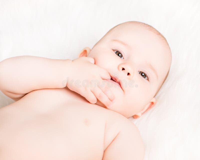 stopverf Parameters routine Close-upportret Van Een Leuke Baby Liggende En Zuigende Vingers Stock  Afbeelding - Image of meisje, melk: 32443115