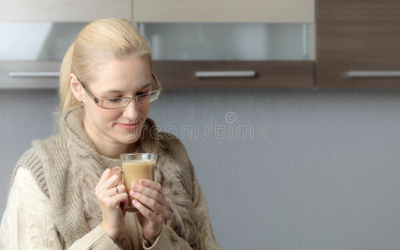 Close-upportret van een mooie medio leeftijdsvrouw in glazen met kop van koffie stock foto Close-upportret van een mooie medio leeftijdsvrouw in glazen met kop van koffie stock foto