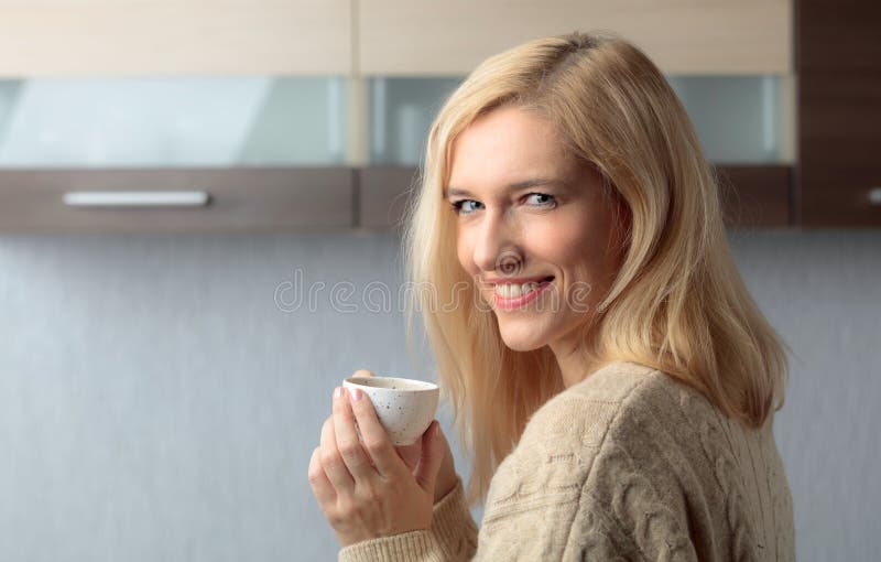 Close-upportret van een mooie medio leeftijdsvrouw met kop van koffie stock fotografie Close-upportret van een mooie medio leeftijdsvrouw met kop van koffie stock fotografie