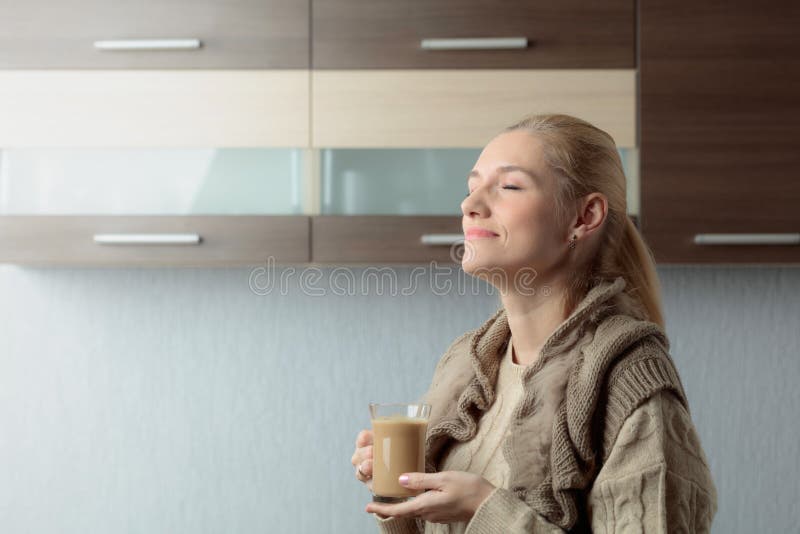 Close-upportret van een mooie medio leeftijdsvrouw met kop van koffie royalty-vrije stock foto's Close-upportret van een mooie medio leeftijdsvrouw met kop van koffie royalty-vrije stock foto's