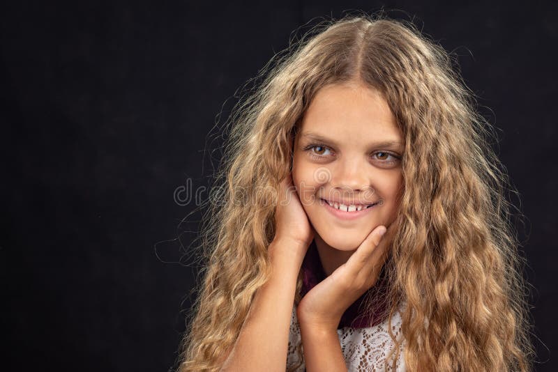 Close-upportret van een vrolijk tien éénjarigenmeisje dat linker kijkt stock foto's Close-upportret van een vrolijk tien éénjarigenmeisje dat linker kijkt stock foto's