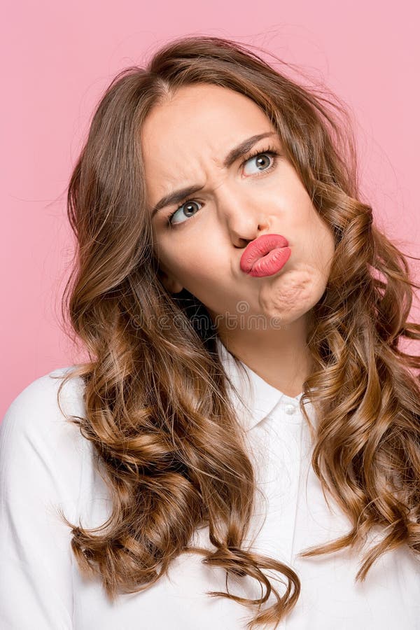 Close-upportret van een vrouw die een uitdrukking van de vissenmond, over een roze achtergrond doen royalty-vrije stock afbeeldingen Close-upportret van een vrouw die een uitdrukking van de vissenmond, over een roze achtergrond doen royalty-vrije stock afbeeldingen