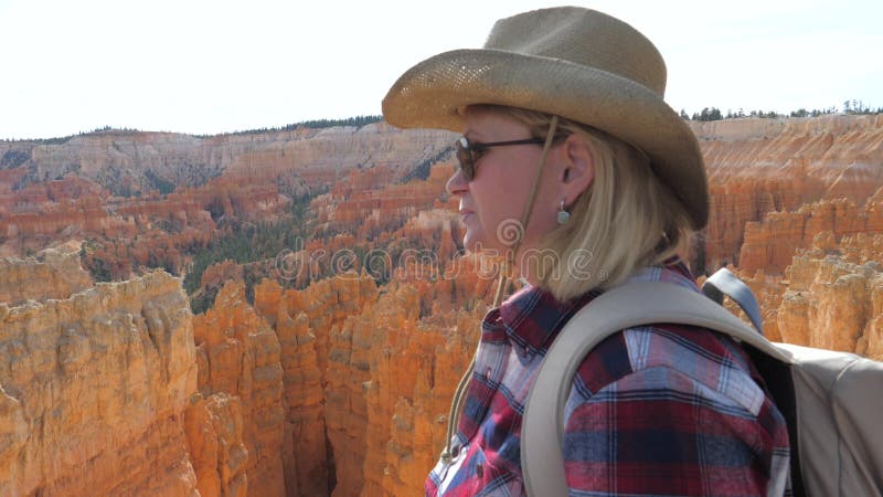 Close-upportret van een Vrouwenwandelaar op de Achtergrond van Bryce Canyon