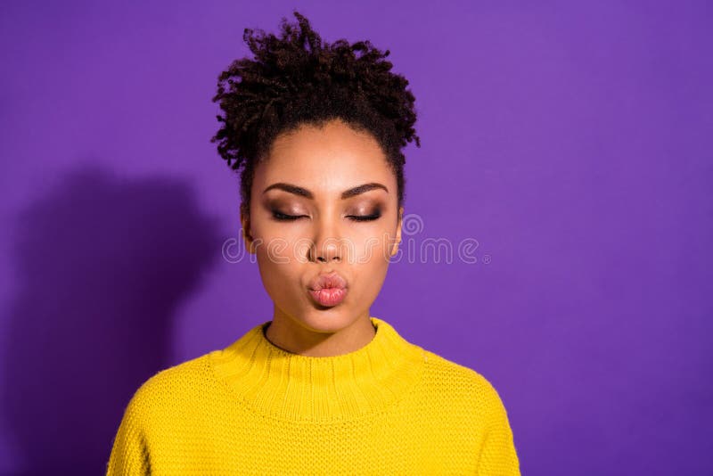 Close-upportret van haar zij aardig aantrekkelijk lief mooi vrolijk zoet schitterend wavy-haired meisje die mollige kus verzenden royalty-vrije stock foto's Close-upportret van haar zij aardig aantrekkelijk lief mooi vrolijk zoet schitterend wavy-haired meisje die mollige kus verzenden royalty-vrije stock foto's
