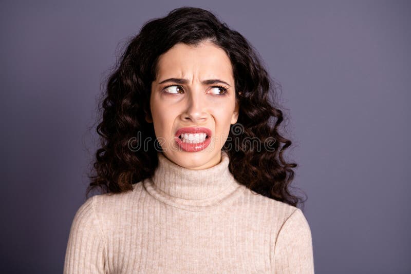Close-upportret van haar zij aardige mooie aantrekkelijke charmante leuke gekke geërgerde beledigde wavy-haired dame die opzij ki royalty-vrije stock afbeelding Close-upportret van haar zij aardige mooie aantrekkelijke charmante leuke gekke geërgerde beledigde wavy-haired dame die opzij ki royalty-vrije stock afbeelding