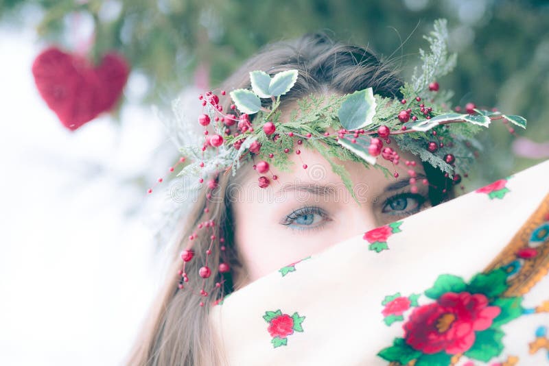Close-upportret van mooi jong meisje met een traditionele Russische of Oekraïense sjaal in de winter royalty-vrije stock foto Close-upportret van mooi jong meisje met een traditionele Russische of Oekraïense sjaal in de winter royalty-vrije stock foto