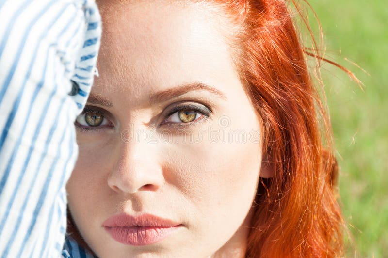 Close-upportret van sexy rood haired meisje royalty-vrije stock afbeelding Close-upportret van sexy rood haired meisje royalty-vrije stock afbeelding