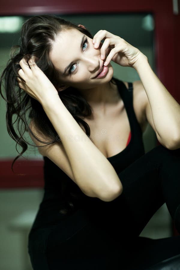 Close-upportret van vrij het jonge vrouw glimlachen stock foto Close-upportret van vrij het jonge vrouw glimlachen stock foto