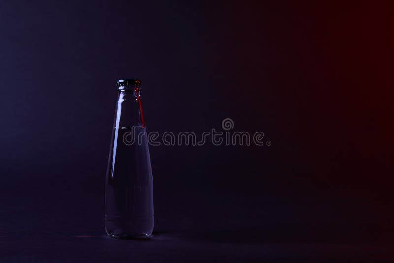 В бутылке закрытой крышкой находится вода. Закрытая бутылка. Бутылки закрывающиеся с черного цвета. Ткань закрывает бутылку. Бутылки закрывающиеся с черного цвета для детей.