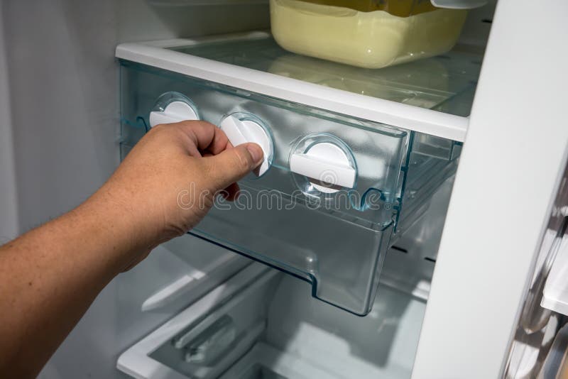 https://thumbs.dreamstime.com/b/closed-up-man-hand-twisting-ice-maker-refrig-new-refrigerator-117191217.jpg