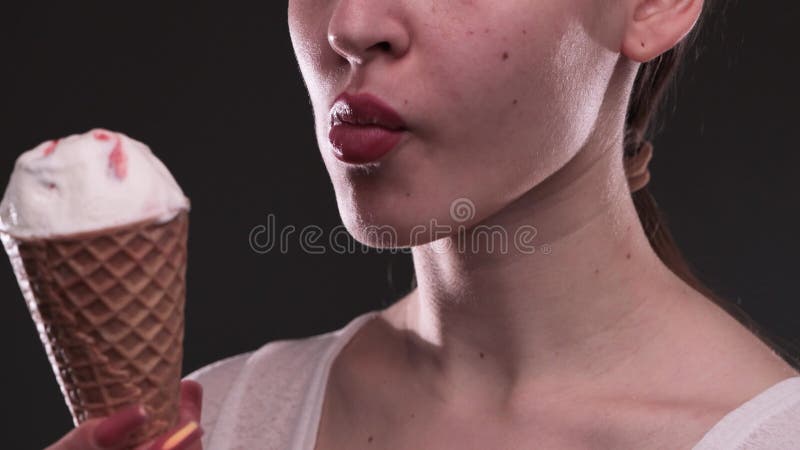 Closeudo d'une fille mangeant de la glace vanille clips vidéos